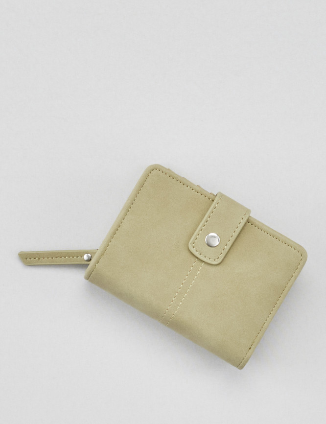 Laid Goods Front View